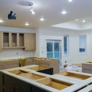 Cocina amplia y moderna tras reforma integral, diseñada para mejorar la funcionalidad y el confort en el hogar, con Albañil Madrid