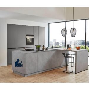 Cocina amplia y moderna tras reforma integral, diseñada para mejorar la funcionalidad y el confort en el hogar, con Albañil Madrid