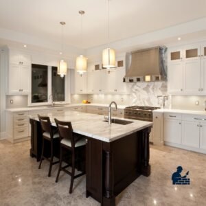 Cocina amplia y moderna tras reforma integral, diseñada para mejorar la funcionalidad y el confort en el hogar, con Albañil Madrid